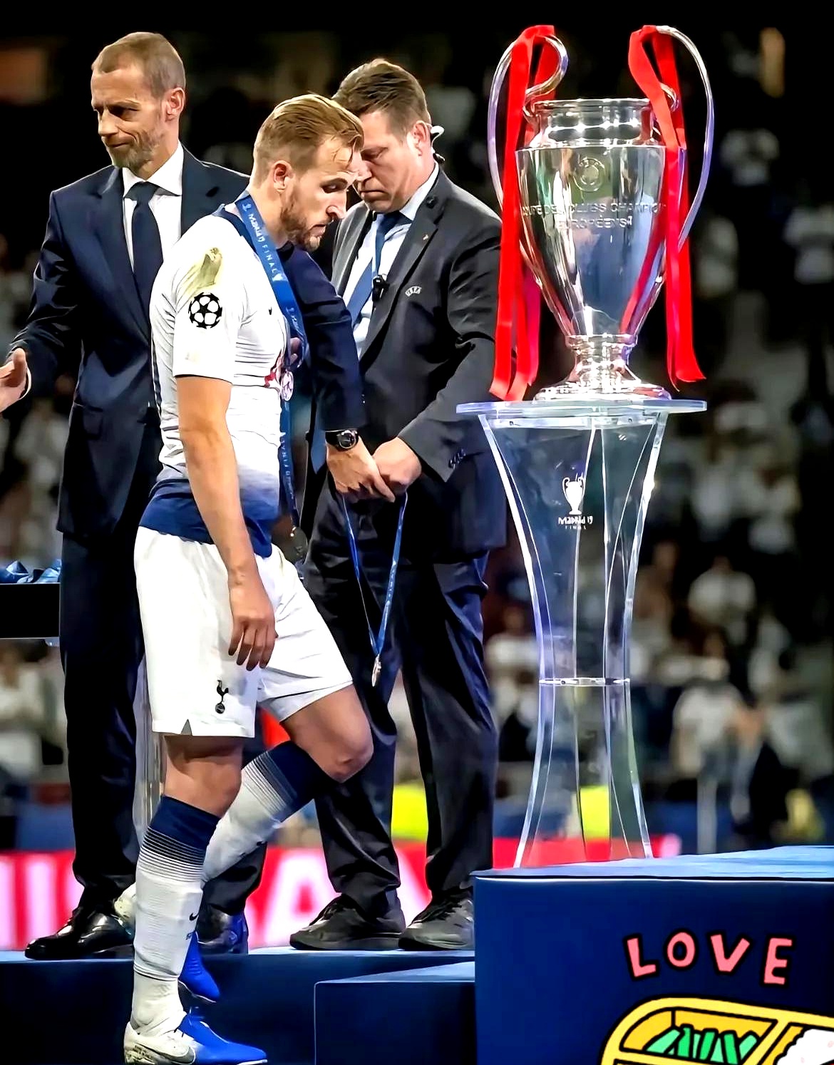 雷火电竞app-马竞绝杀巴萨，凯恩补时绝平英超